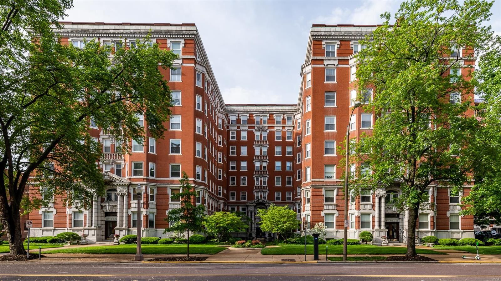 Property Photo: 4954 Lindell Boulevard 6-E MO 63108
