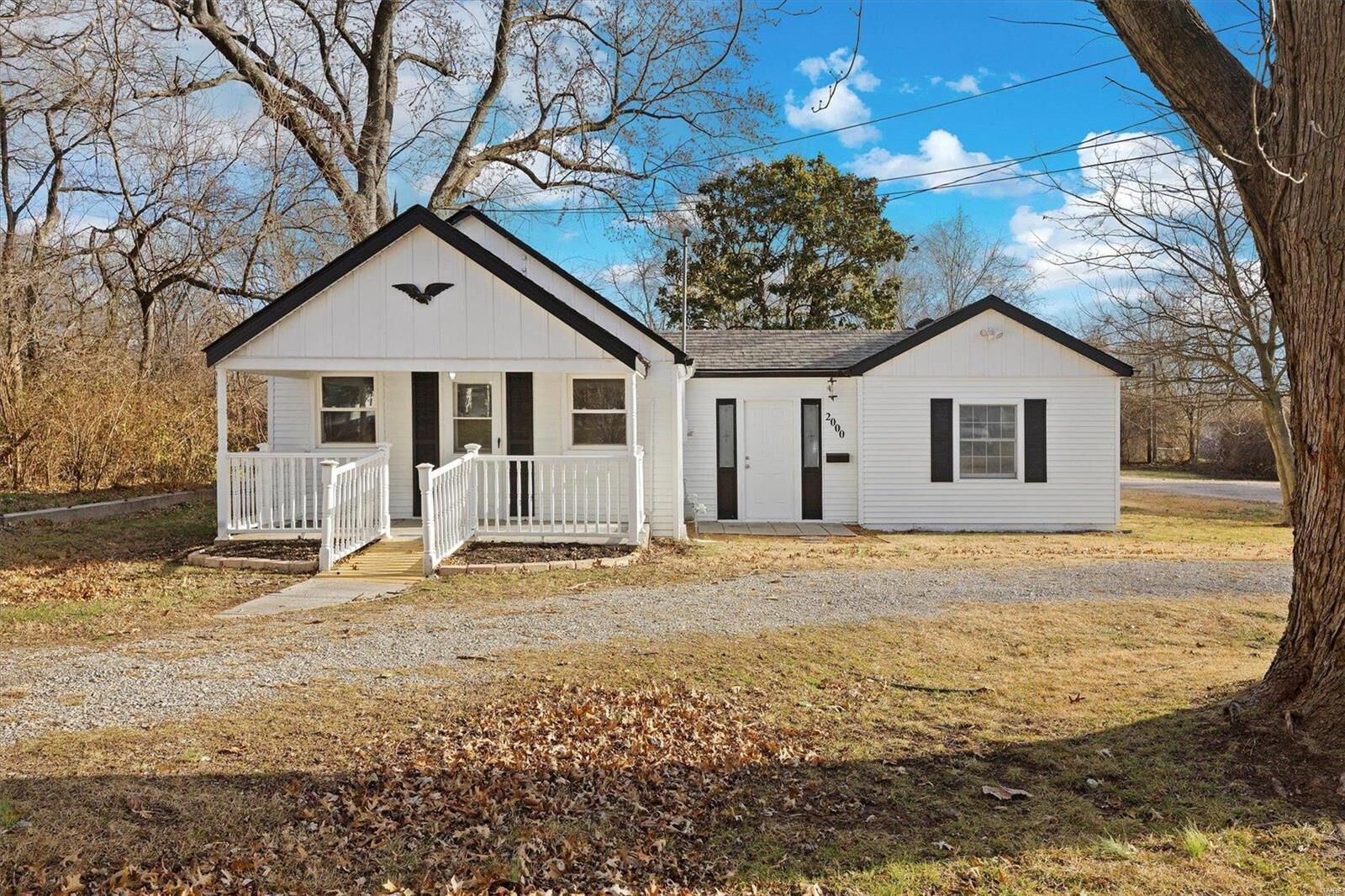 Property Photo:  2000 E B Street  IL 62221 
