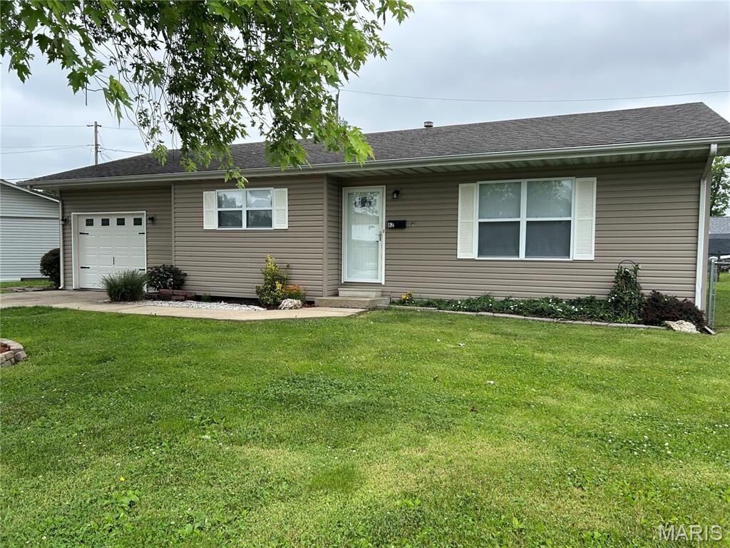 Property Photo:  82 Briarview Lane  IL 62040 