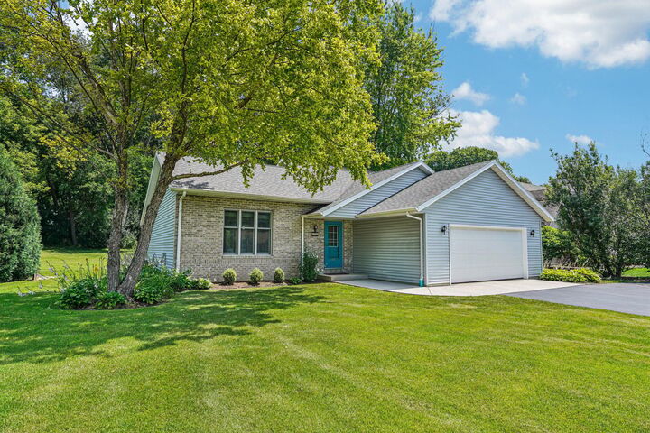 Property Photo:  1721 Landre Ct  WI 53105 