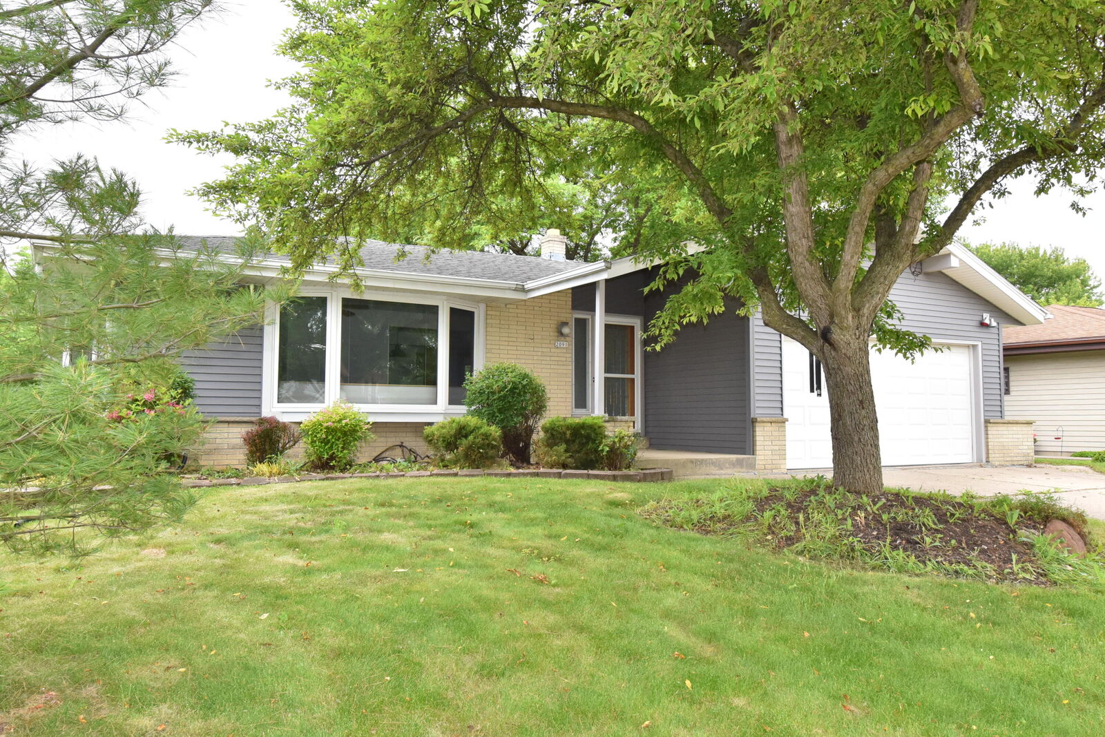 Property Photo:  2091 E Spruce Ct  WI 53154 