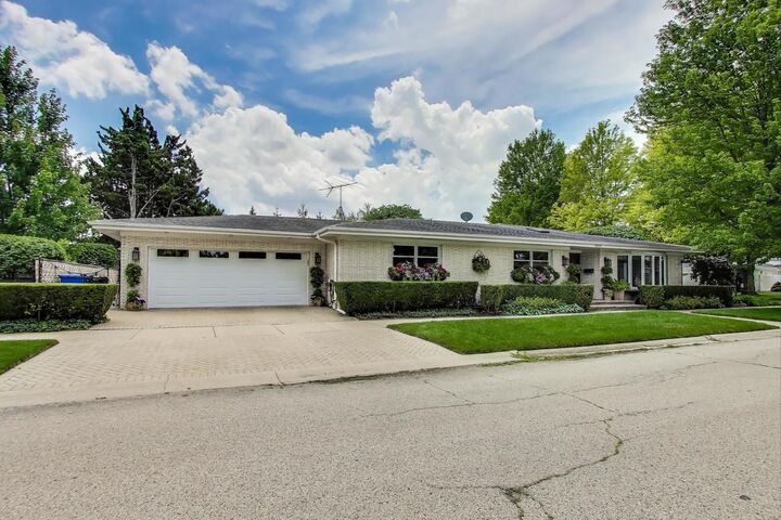 Property Photo: 6835 N Waukesha Avenue IL 60646