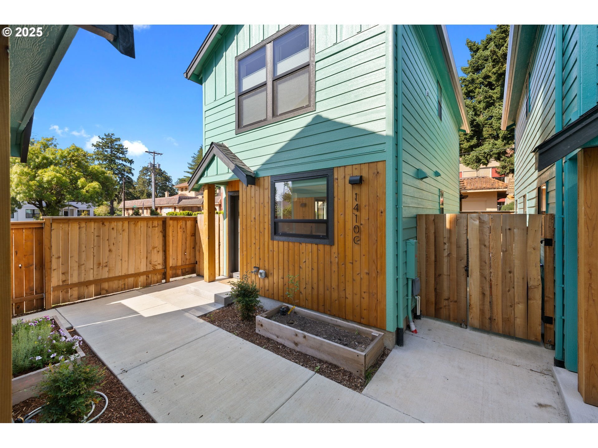 Property Photo:  1410 SE Claybourne St C  OR 97202 