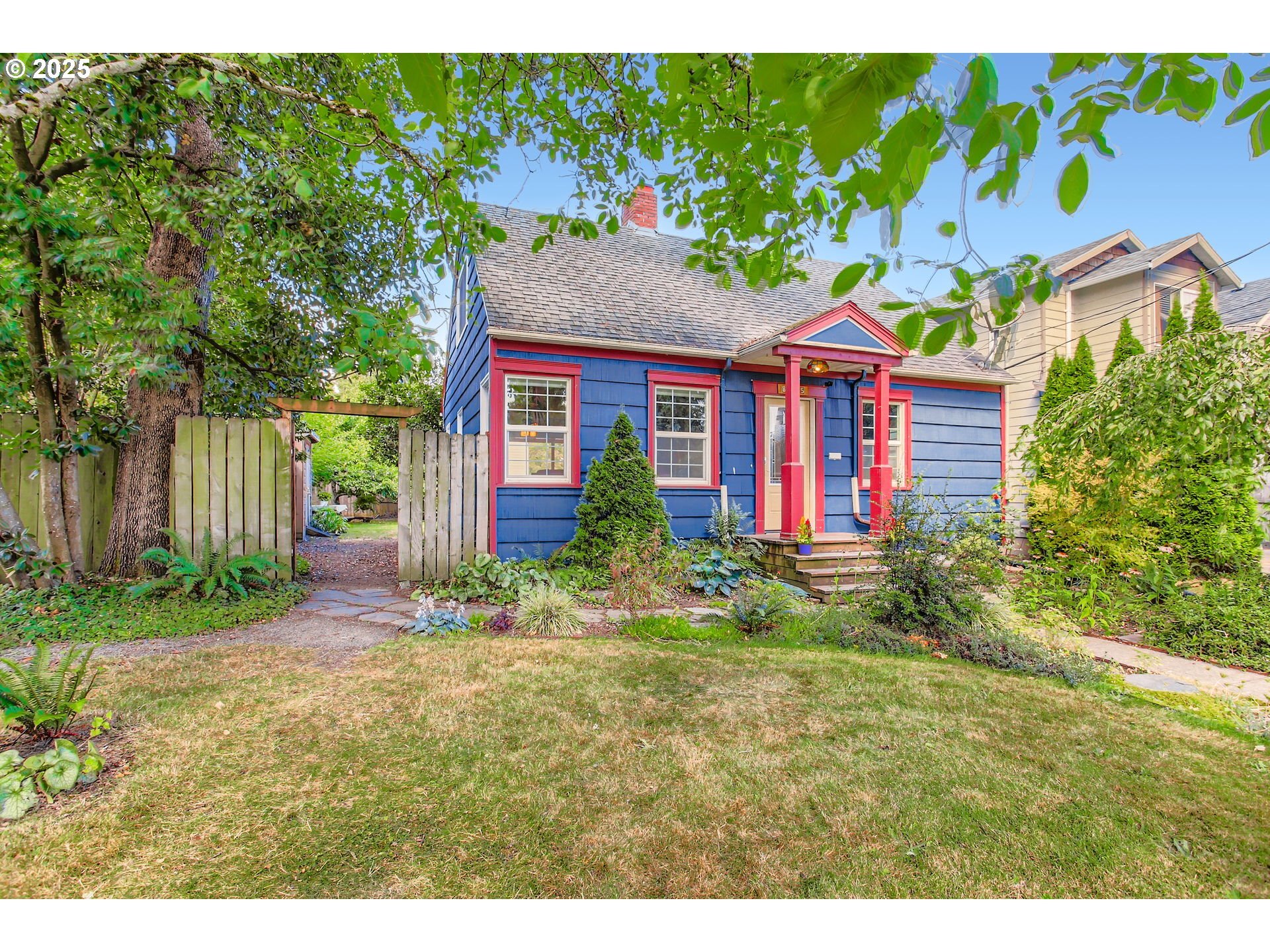 Property Photo: 8325 N Newman Ave OR 97203