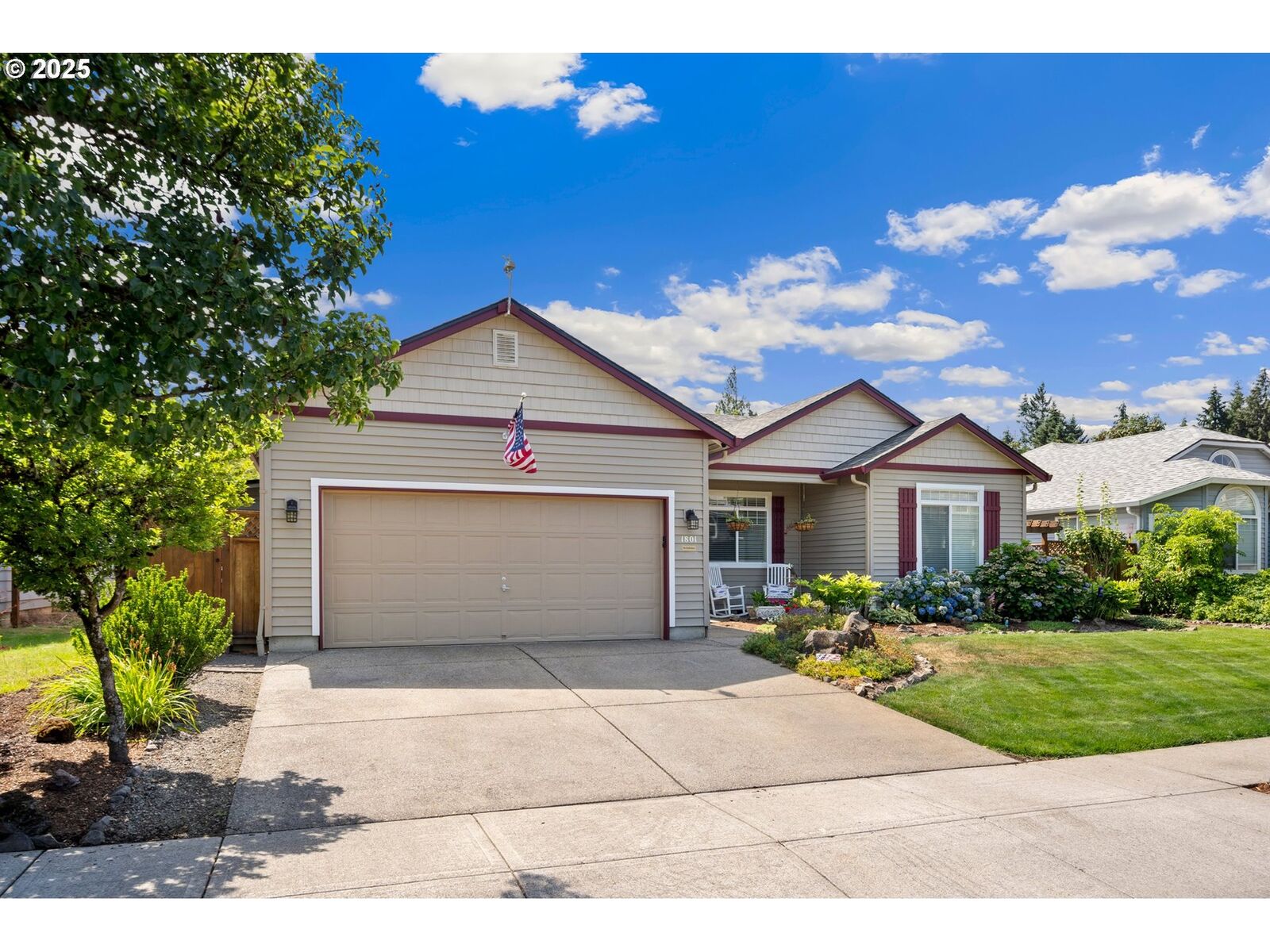 Property Photo:  1801 N Falcon Dr  WA 98642 