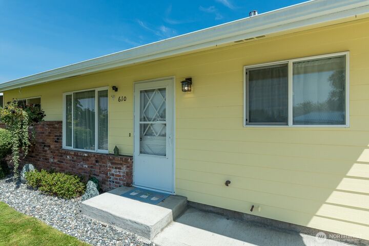 Property Photo:  610 N 15th Street  WA 98273 