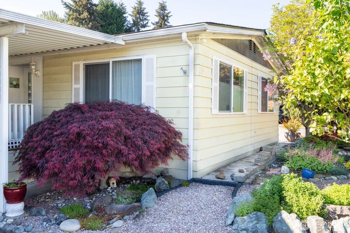 Property Photo: 1121 244th Street SW 49 WA 98021