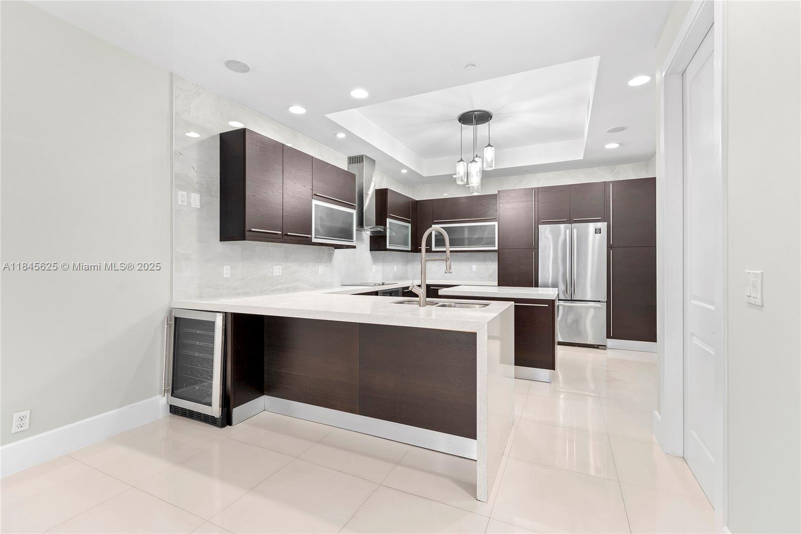 Property Photo: 811 SE 12th Ct FL 33316
