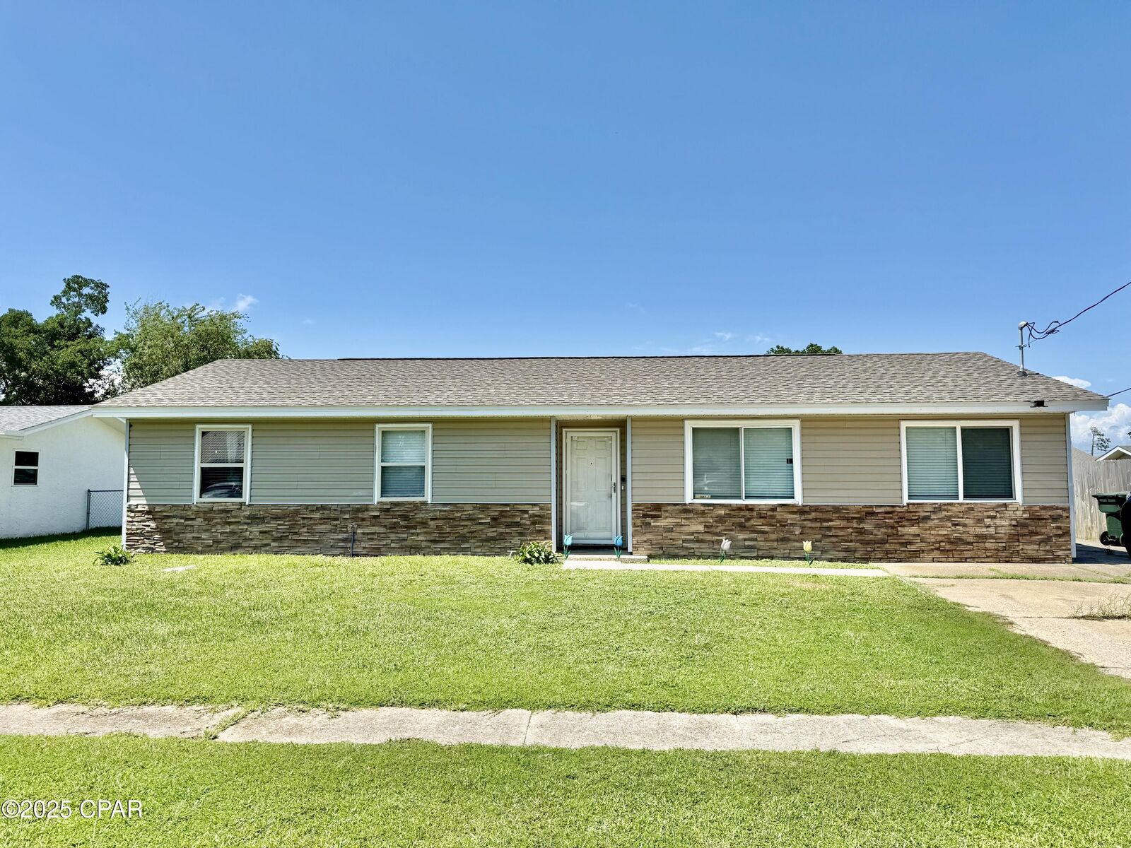 Property Photo: 610 Amy Street FL 32444