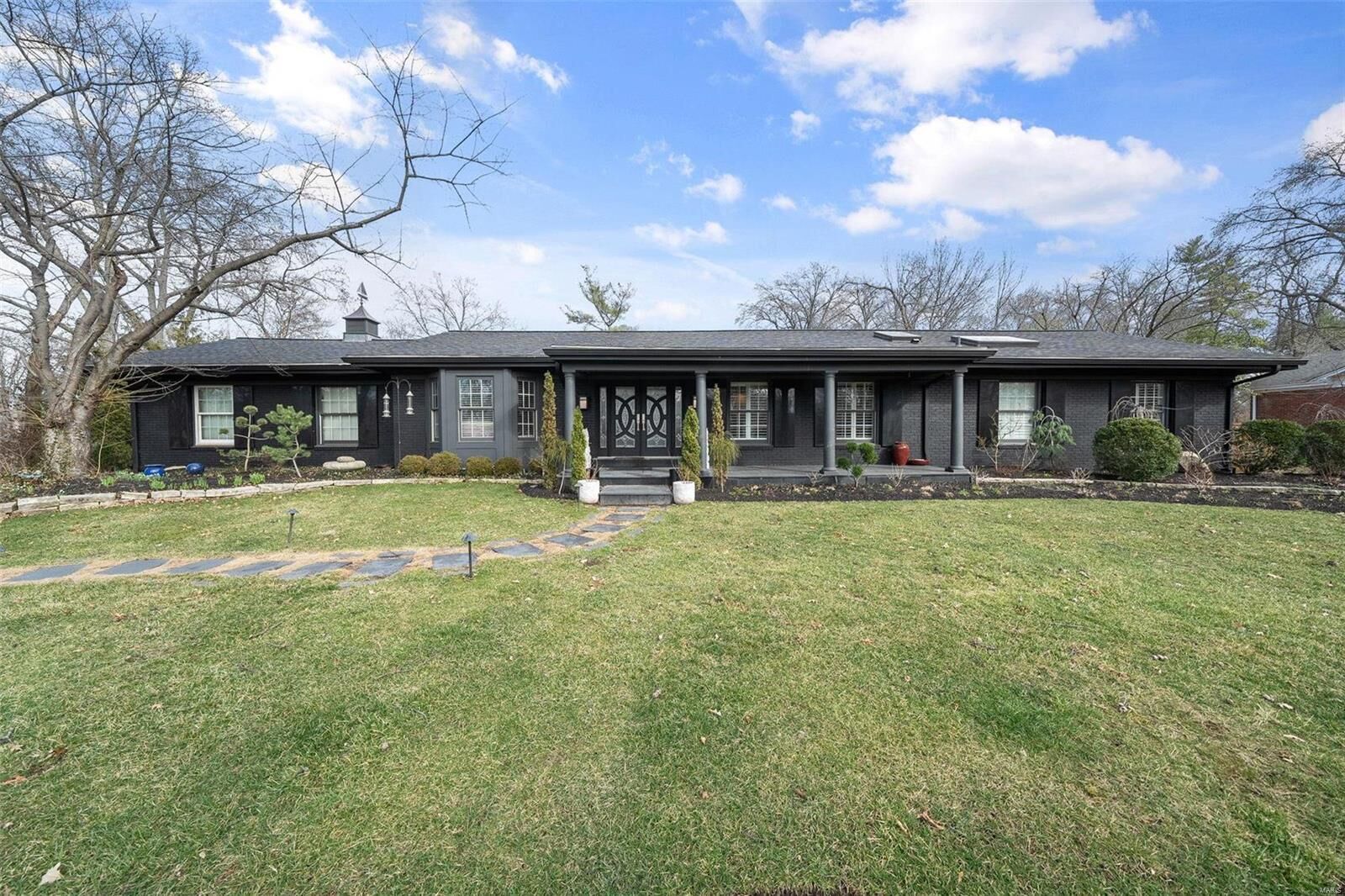 Property Photo: 6 Cricklewood Place MO 63131