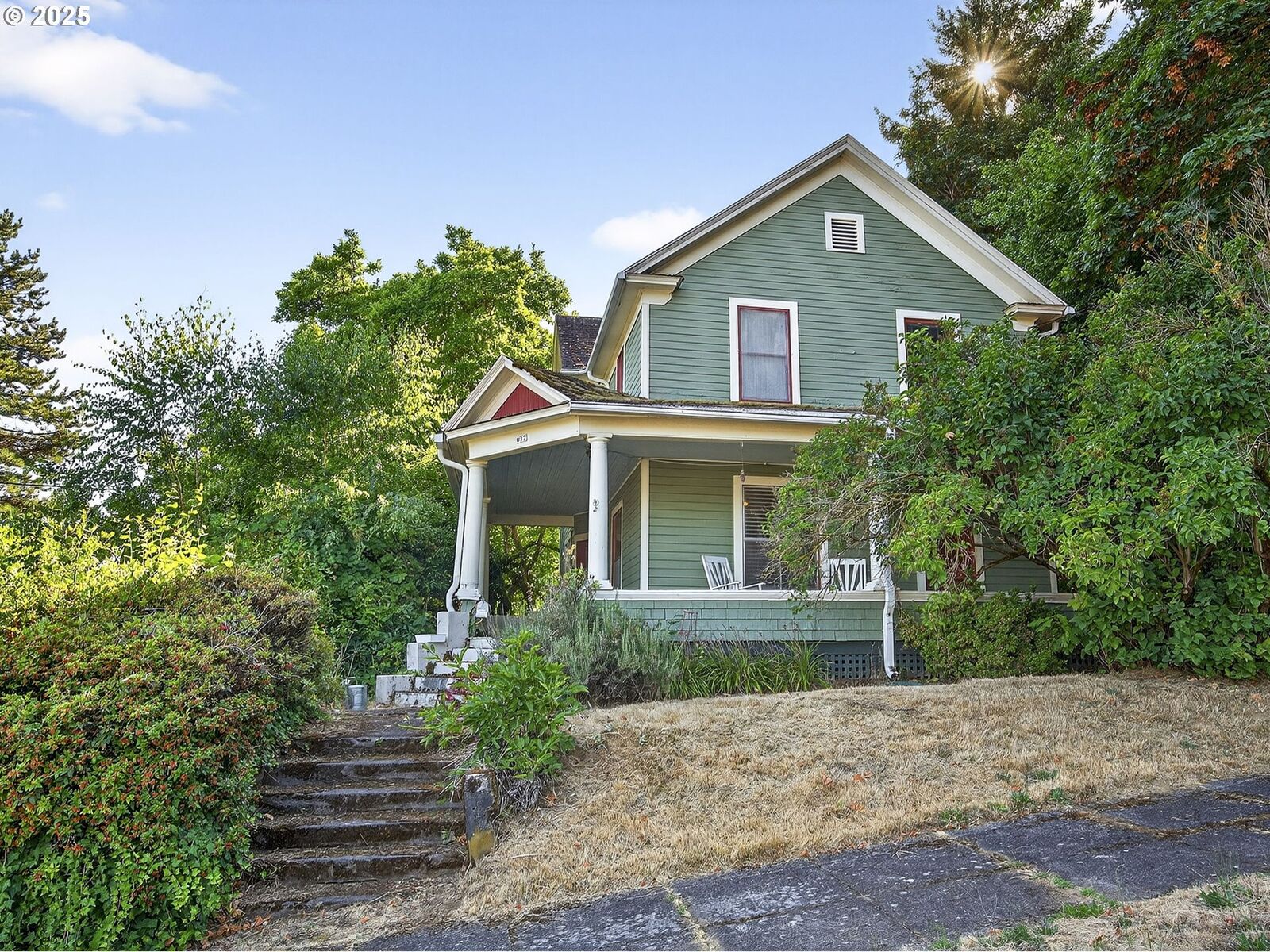 Property Photo: 637 NE Everett St WA 98607