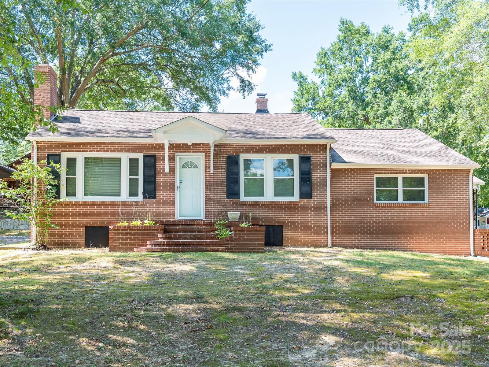 Property Photo: 1414 Hollyleaf Avenue NC 28052