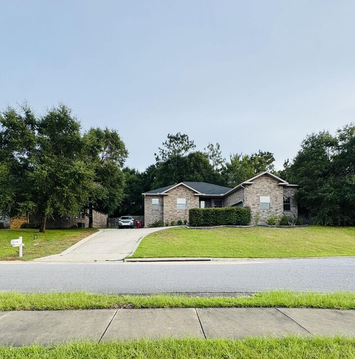Property Photo: 603 Red Fern Road FL 32536