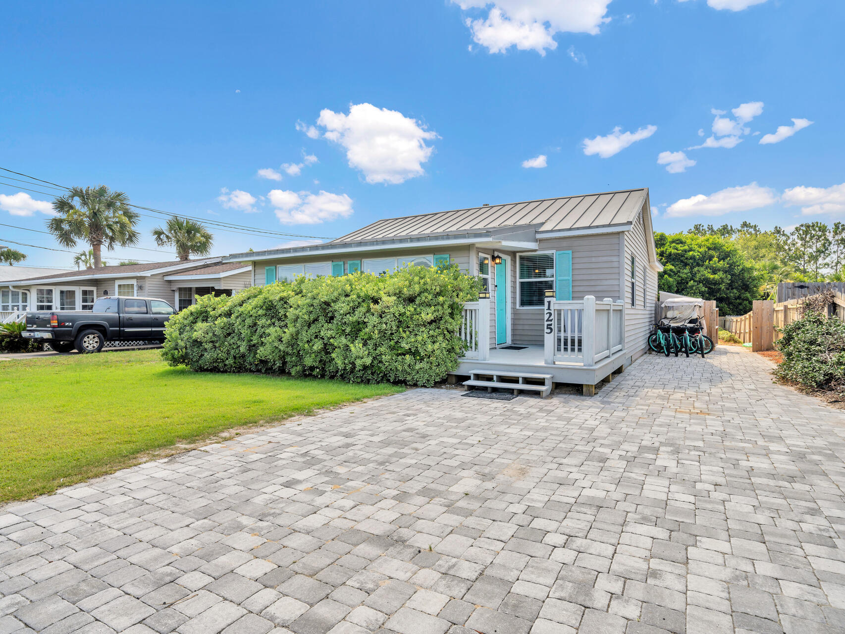 Property Photo: 125 Malaga Place FL 32413