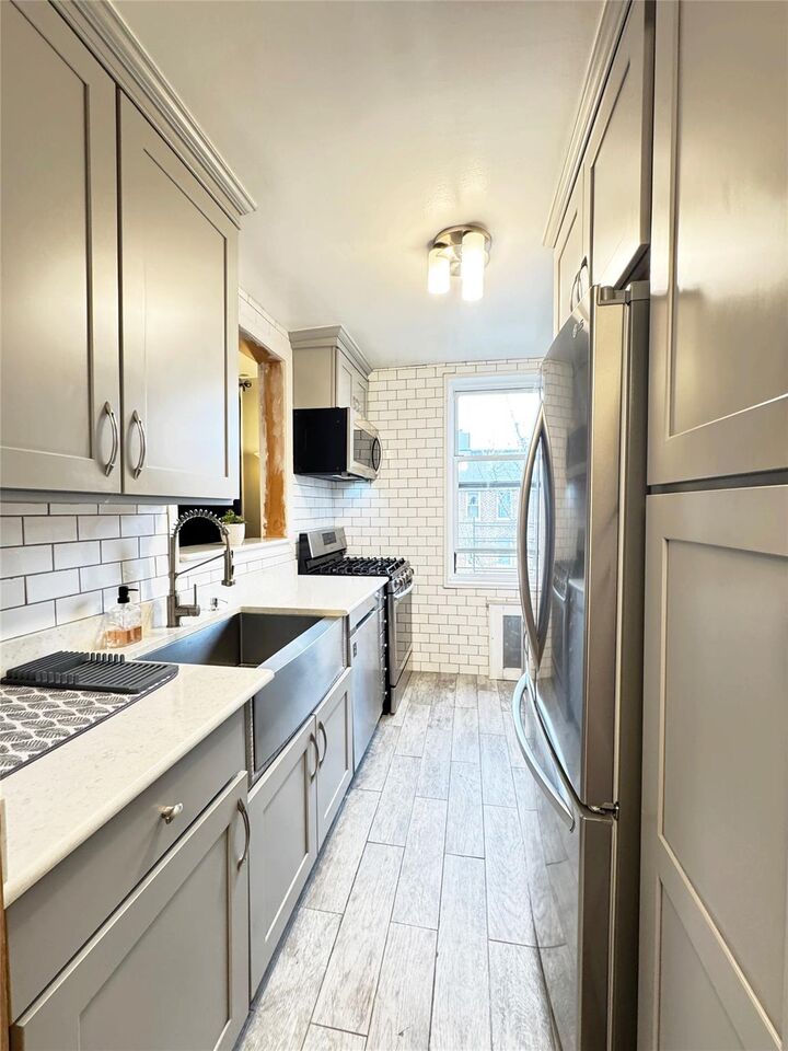 Property Photo:  1475 Thieriot Avenue 6E  NY 10460 