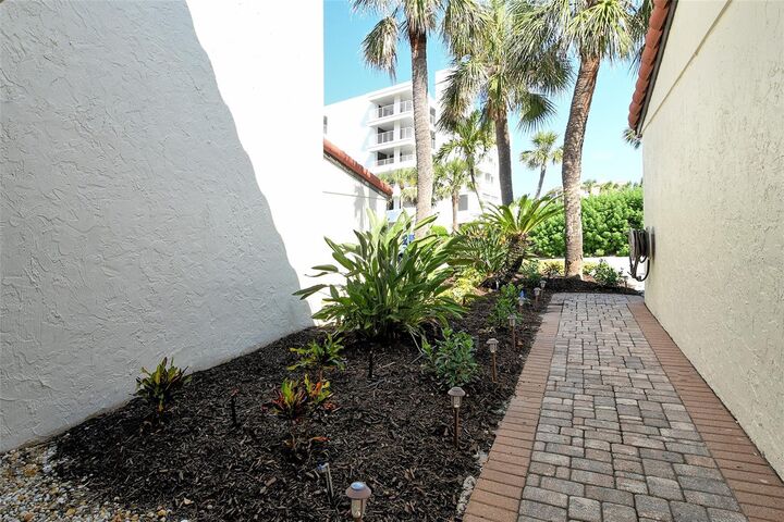 Property Photo:  2075 Gulf Of Mexico Drive T1-108  FL 34228 