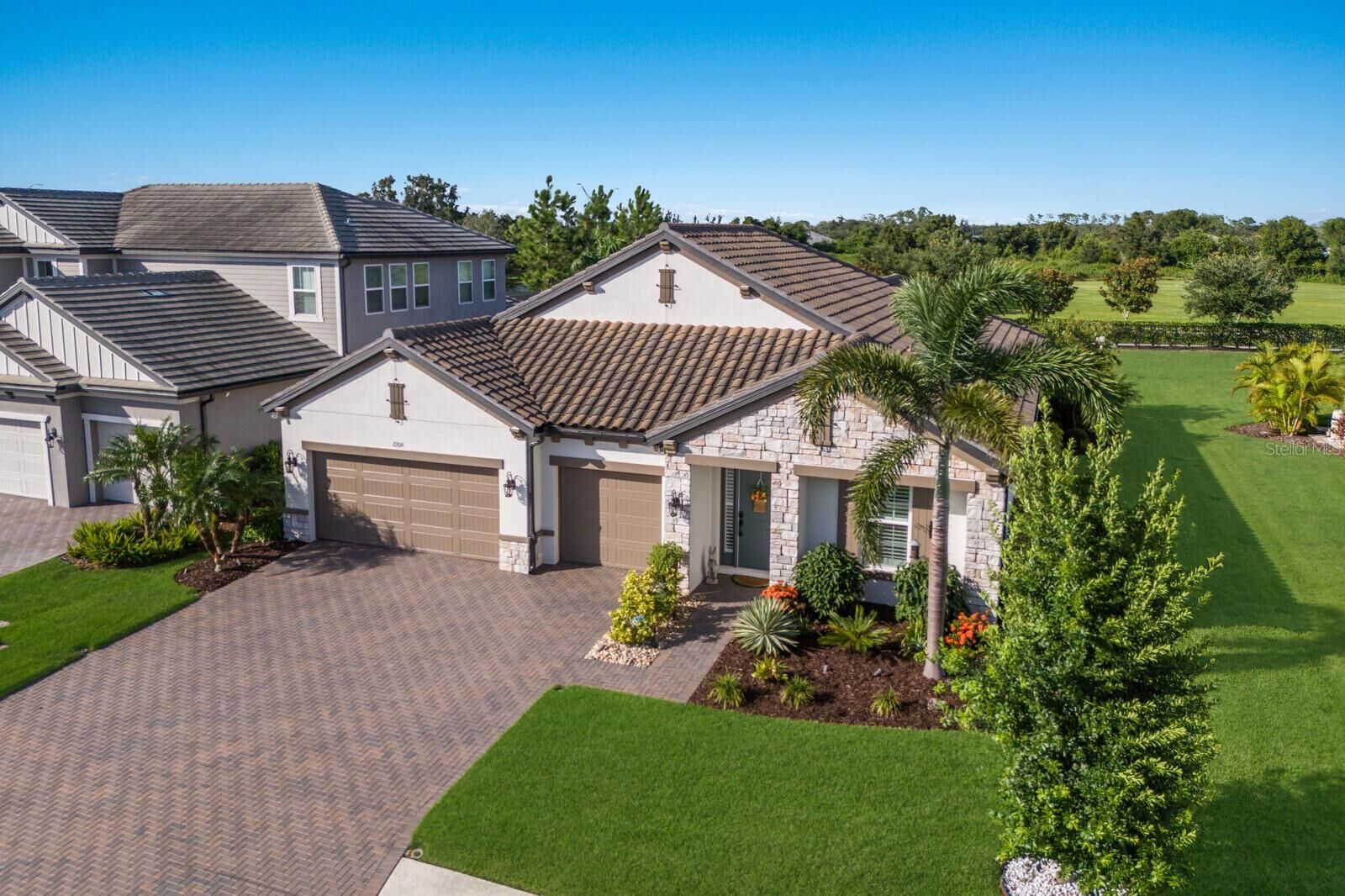 Property Photo: 2209 Woodleaf Hammock Court FL 34211