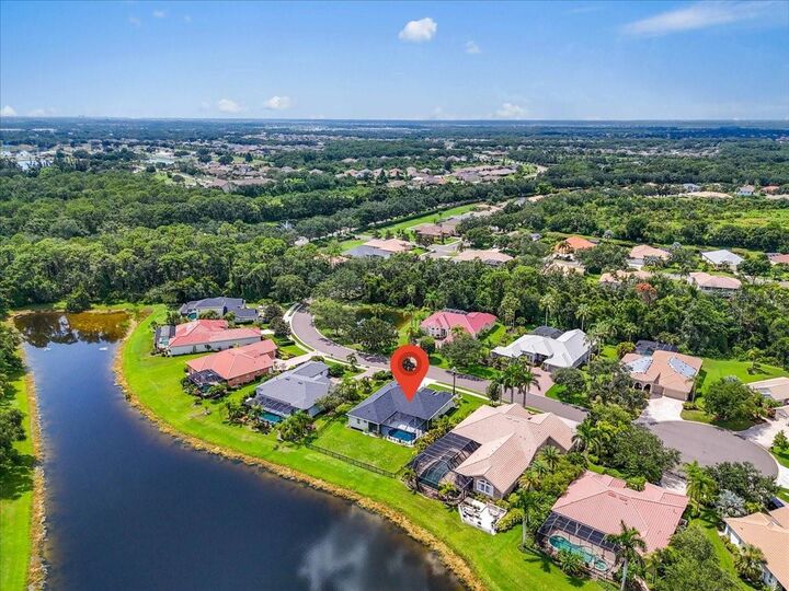 Property Photo: 1438 Brambling Court FL 34212