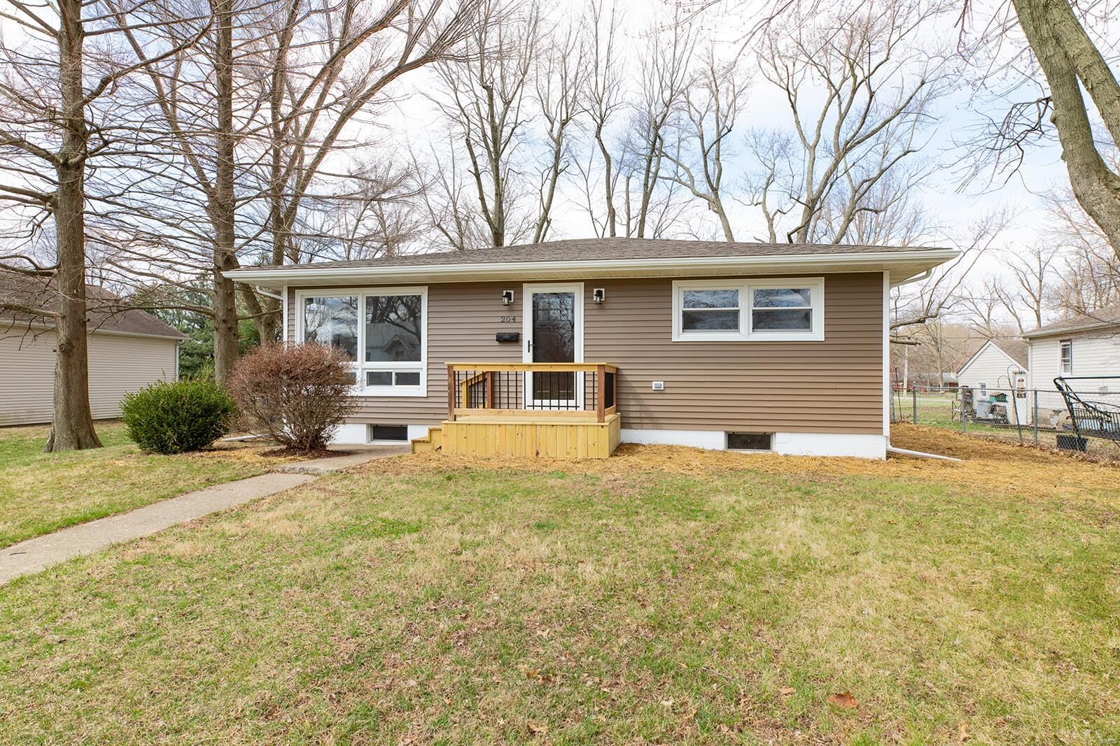 Property Photo:  204 S Clinton Street  IL 62014 