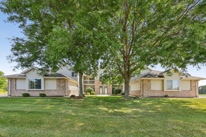 4740 Maple Leaf Cir  Greenfield WI 53220 photo