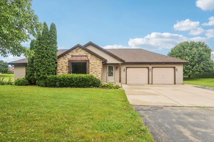 8896 S 51st St  Franklin WI 53132 photo