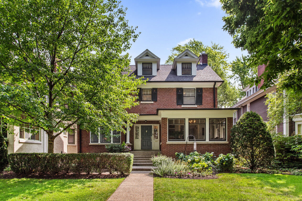 Property Photo: 2011 Orrington Avenue IL 60201