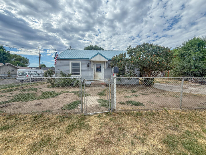 Property Photo:  750 NW 2nd Street  OR 97754 