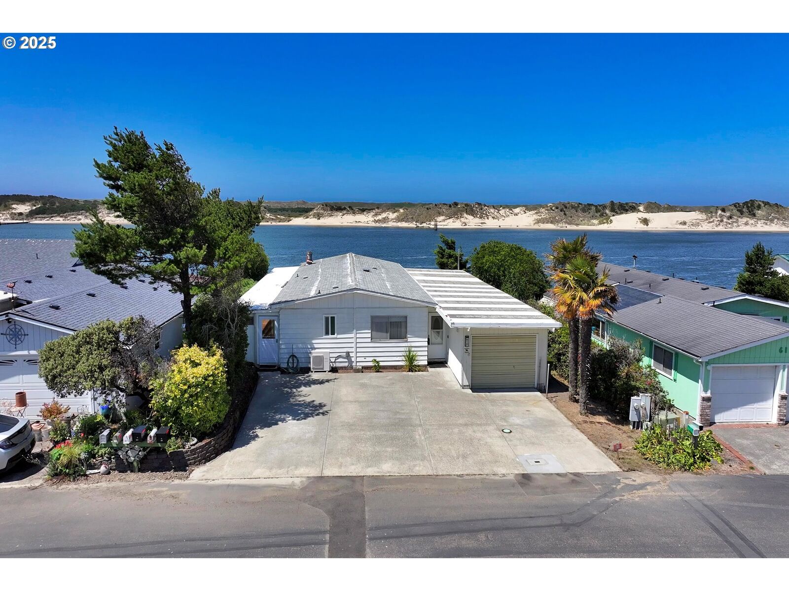 Property Photo:  1601 Rhododendron Dr 610  OR 97439 