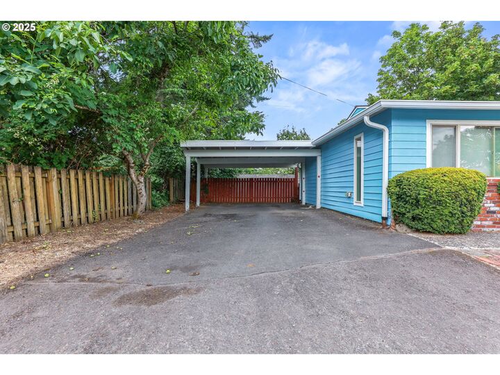 Property Photo: 5829 SE 80th Ct OR 97206