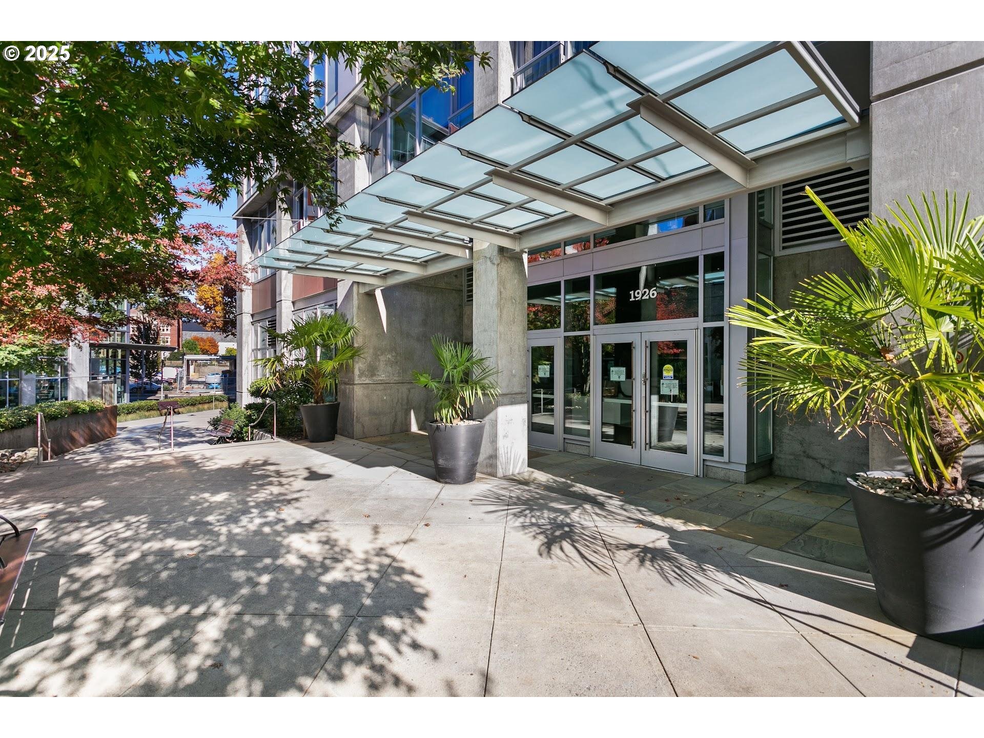 Property Photo: 1926 W Burnside St 806 OR 97209