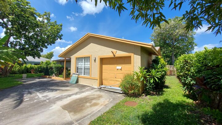 Property Photo: 236 SE 3rd Ave FL 33483