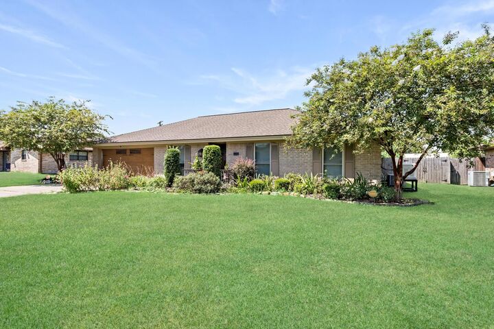 Property Photo: 1140 Arthur St TX 77611