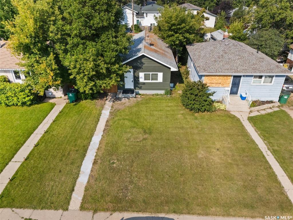 Property Photo: 1527 G Avenue N SK S7L 2B1
