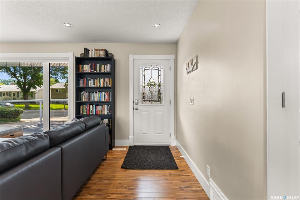 Property Photo: 27 Norwood Crescent SK S4R 0A2