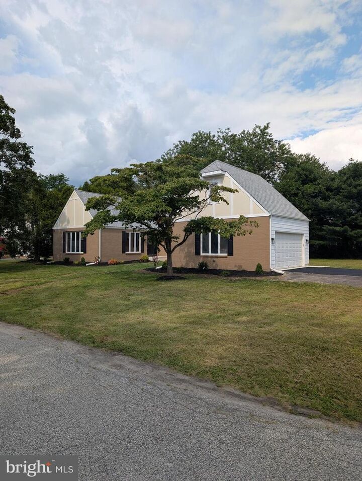 Property Photo:  1037 Queens Road  NJ 08361 