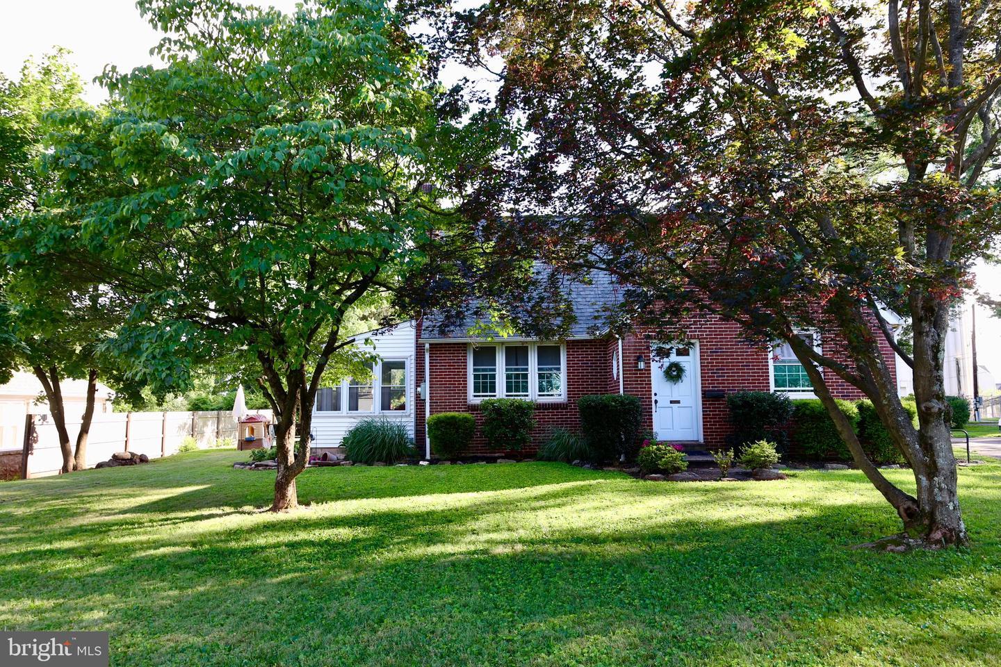 Property Photo: 952 E Main Street PA 19426