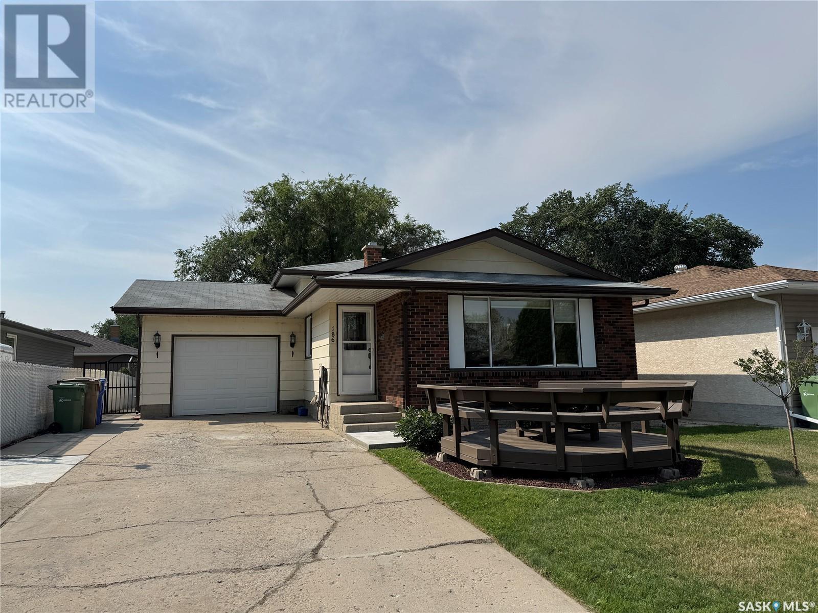 Property Photo: 186 Bothwell Crescent SK S4R 6E7