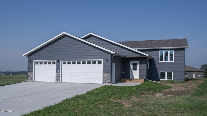 Property Photo: 1709 Blackstone Loop E ND 58523