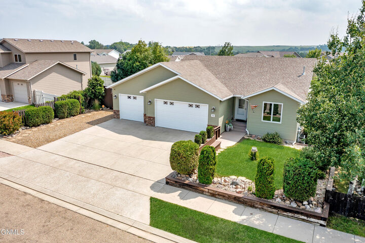 Property Photo:  701 Lincoln Court SE  ND 58554 