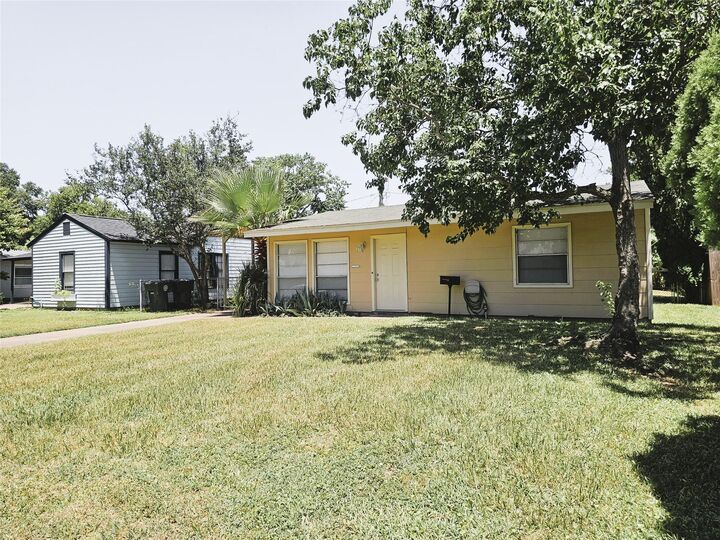 Property Photo:  118 Pompano Avenue  TX 77550 