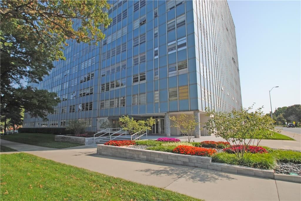 Property Photo: 333 W Meyer Boulevard 908 MO 64113
