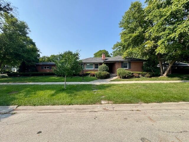 1000 E Lincoln Street  Mount Prospect IL 60056 photo