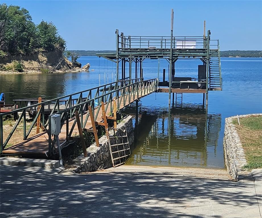 Property Photo:  411 N Lake Shore Circle  TX 76426 
