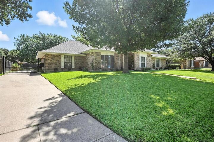 Property Photo: 7413 Lemonwood Lane TX 76133