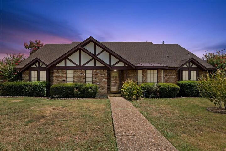 Property Photo: 2411 Briarcliff Drive TX 75062