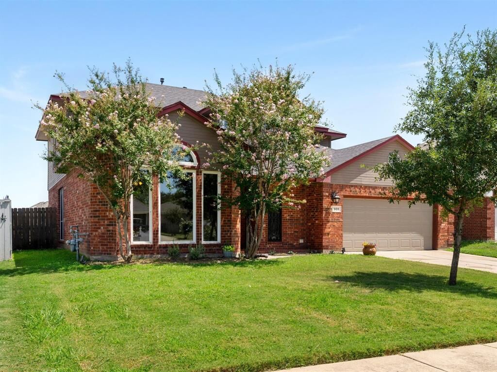 Property Photo:  905 Saybrook Court  TX 76131