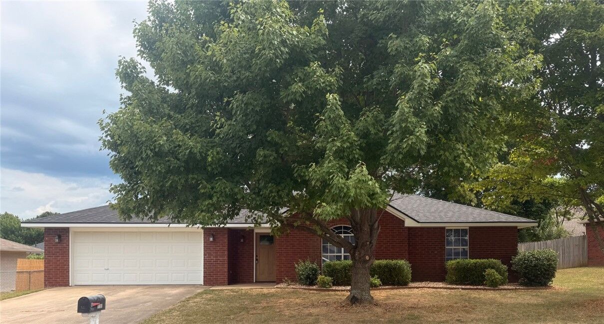 Property Photo: 1622 Plum Tree Drive AR 72704