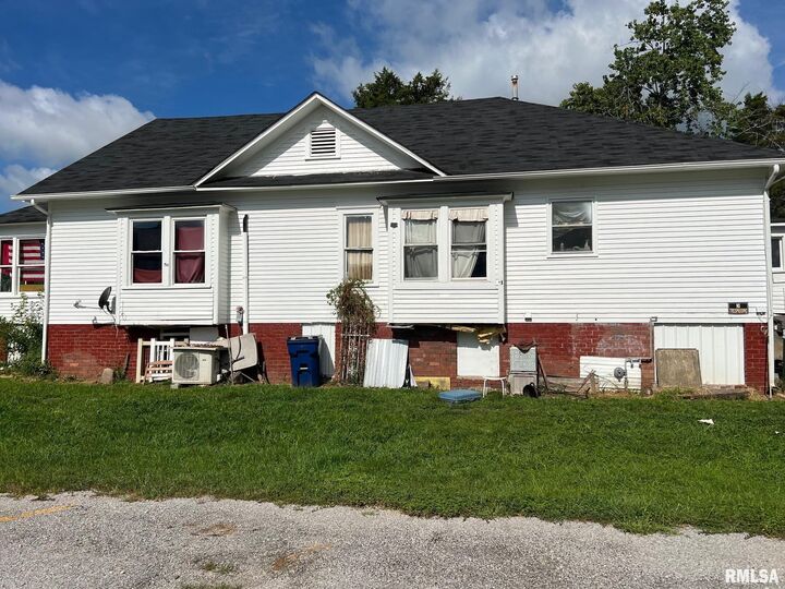 Property Photo:  503 E Poplar Street  IL 62896 
