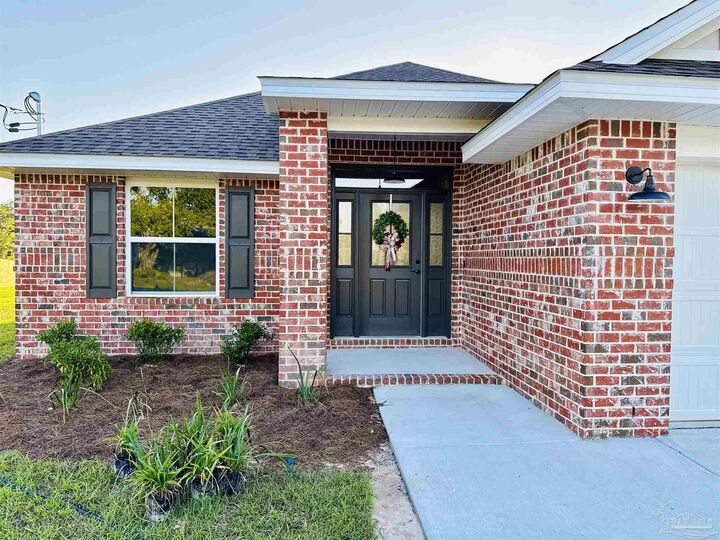 Property Photo: 7933 Twin Lake Dr FL 32583