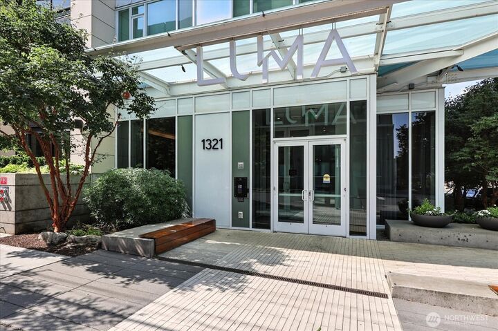 Property Photo: 1321 Seneca Street 505 WA 98101